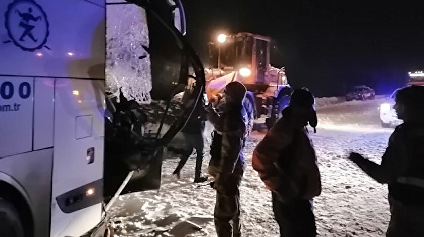 Son Dakika Haberleri Sivas Erzincan Karayolunda Yolcu Otobusu Devrildi