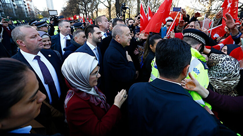 Londra'da yaşayan Türkler Cumhurbaşkanı Erdoğan'ın kalacağı otelin önünde sevgi gösterisinde bulundu.