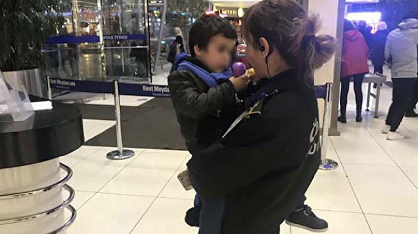 AVM'deki güvenlik görevlilerinin fark ettiği Hamza, polis ekiplerine teslim edildi.