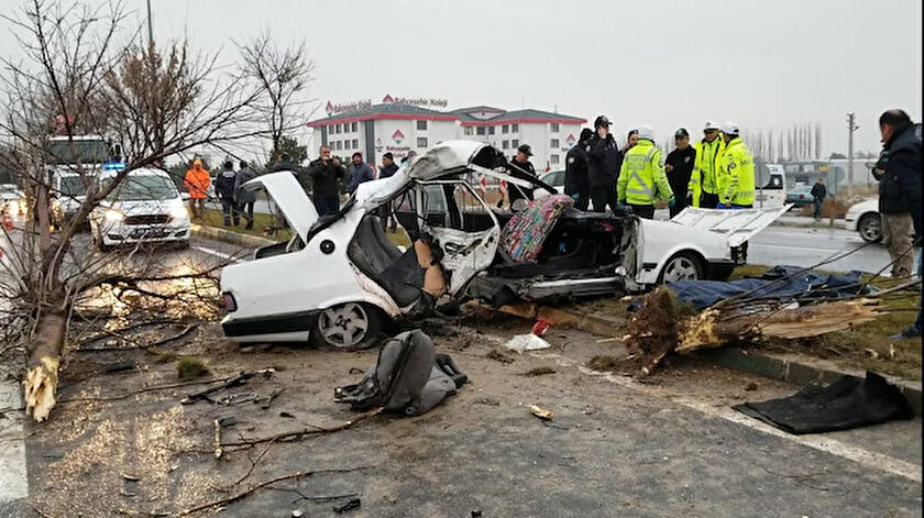Kazada otomobil paramparça oldu.