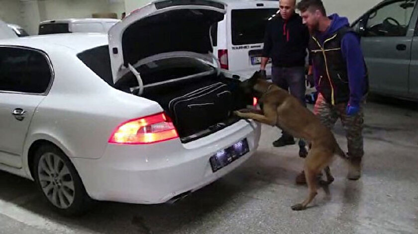 Polis ekipleri şüpheli araçta arama yaptı.