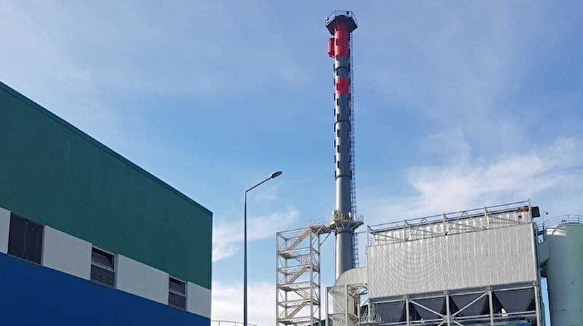 Varaka Kağıt’ta saatte ortalama 27 ton kömür yakılmasına rağmen bacadan neredeyse duman çıkmıyor. Fabrika bu çevreciliği 140 milyon avroluk yatırımın %10’unun filtreleme için kullanılmasına borçlu.