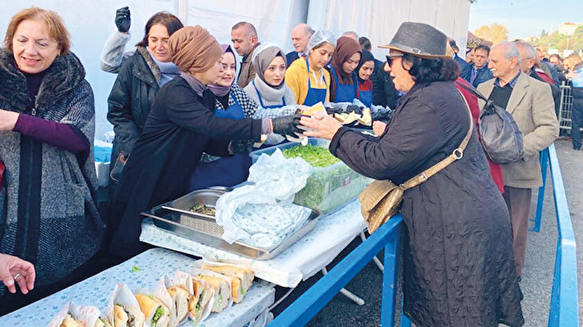 Etkinlikte hamsi dağıtıldı.