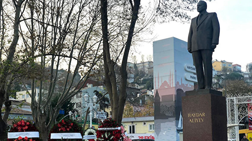 Anma töreninde, Haydar Aliyev'in anıtına çelenk bırakıldı.
