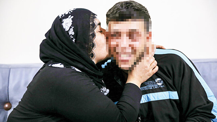 Hatice Ceylan ile eşi Abdülkadir Ceylan, 15 yaşında dağa kaçırılan evlatlarıyla 4 yıllık hasretin ardından sıcak yuvalarında bir araya geldi.