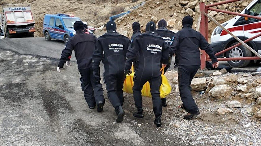 Sudan çıkarılan Oruç’un cansız bedeni ambulansla hastane morguna kaldırıldı.