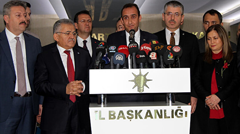 İlmek'in katılımı dolayısıyla AK Parti İl Başkanlığında basın toplantısı düzenlendi.