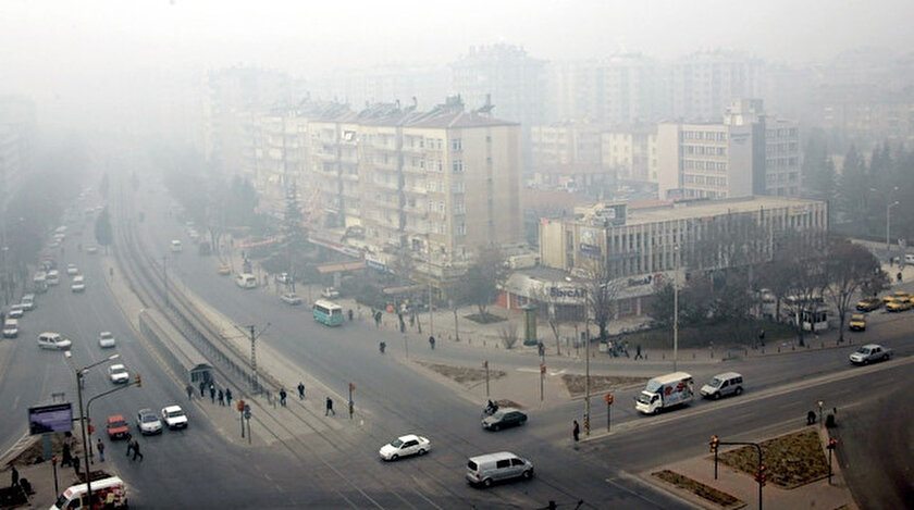 Konya'da yoğun sisle birlikte ağır koku oluştu.