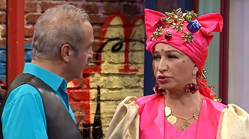 Bir Demet Tiyatro'nun başrol oyuncuları olan Yılmaz Erdoğan ve Demet Akbağ