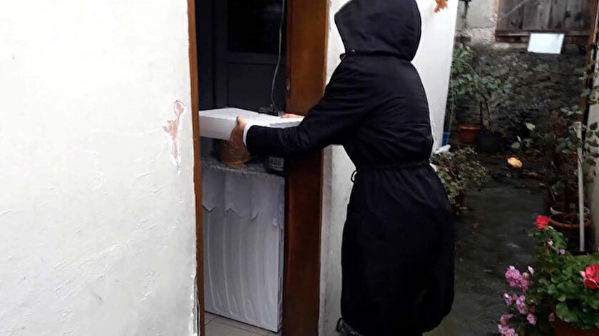 Robin Hood olarak isimlendirilen hayırsever o sese kayıtsız kalmadı: 5i bir yerde kolye, bin dolar ve çikolata gönderdi