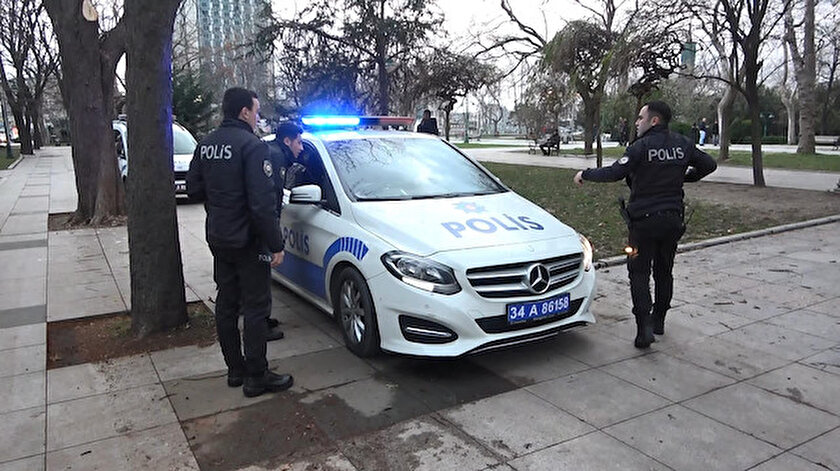 Olayda 2 polis hafif şekilde yaralanırken, saldırgan yakalanarak gözaltına alındı.