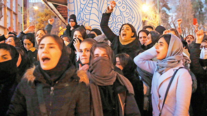İran’da Kasım Süleymani suikastıyla kesintiye uğrayan rejim karşıtı gösteriler yeniden alevlendi.