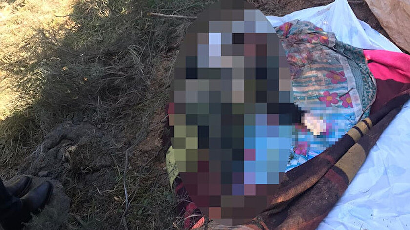 Olay yerine gelen ekipler, battaniyeye sarılı halde cesetle karşılaştı.