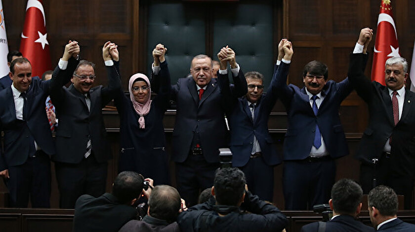 Cumhurbaşkanı Erdoğan, AK Parti'ye geçen belediye başkanlarıyla birlikte.