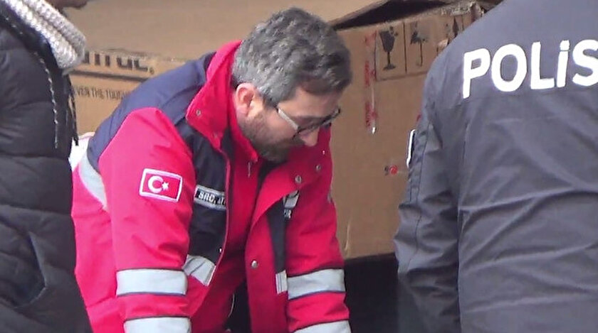 Uzun süre gözyaşı döken sağlık personeli, kayınpederinin tabutunu kendi elleriyle cenaze aracına koydu.