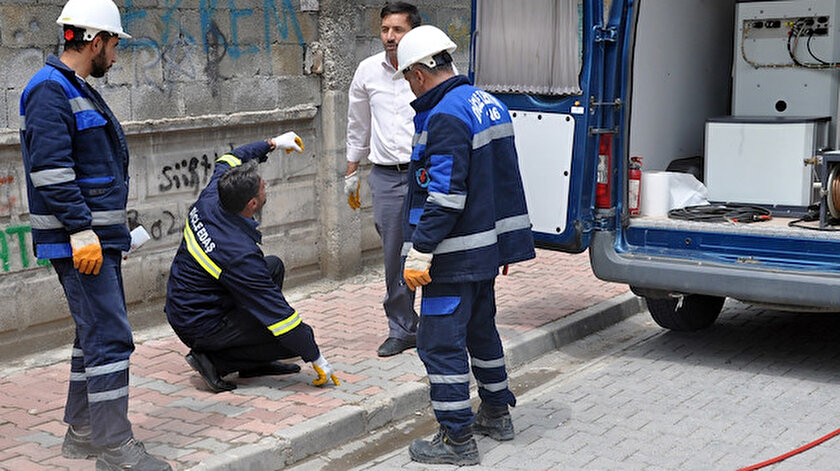 DEDAŞ görevlileri, sık sık yaşanan elektrik kesintisinin sebebini araştırdı.