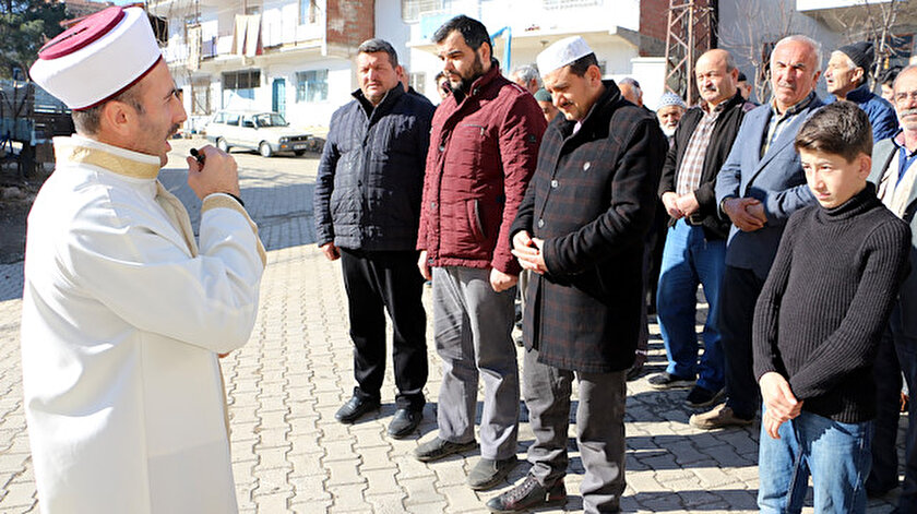 Cami imamı Ahmet Duran Aydın'ın yaptığı kar duasına köylüler birlikte ellerini açarak eşlik etti.