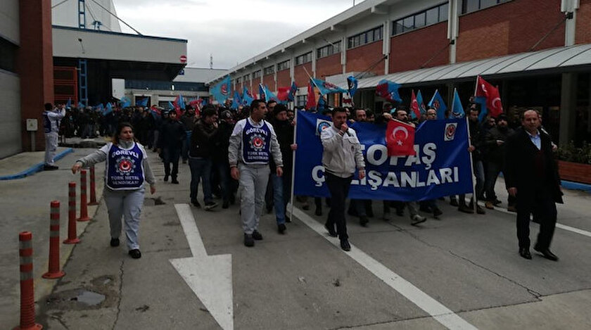 Grev kararı alan Tofaş çalışanları.