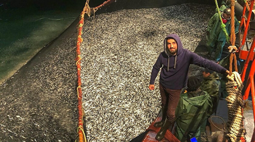 Tekirdağ açıklarında avlanan balıkçılar yaklaşık 30 ton yerli hamsi avladı.
