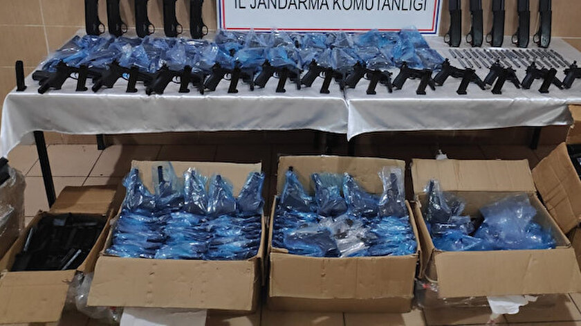 Konya'da kargo aracında 510 kaçak silah ele geçirildi.