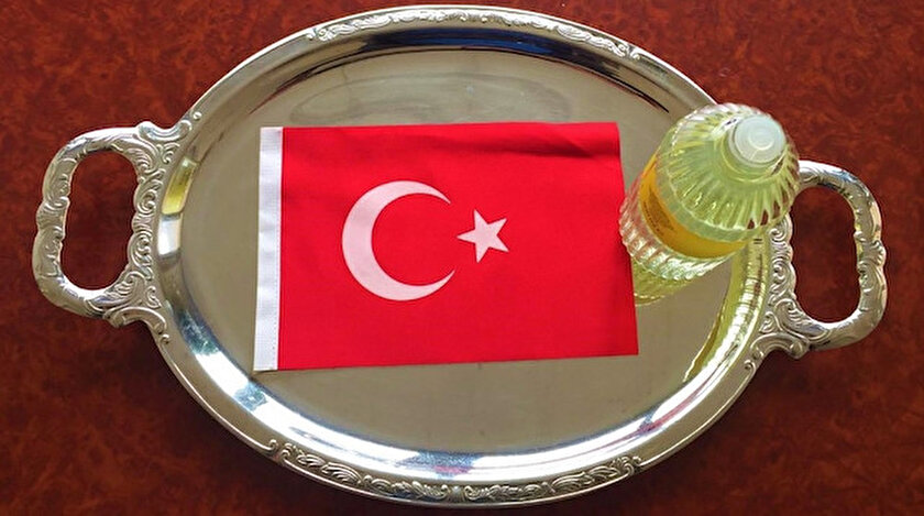 Dolandırıcılar bir tepsiye Türk Bayrağı ve kolonya koyarak para topluyorlar.