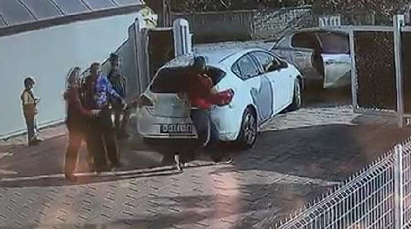 Park tartışmasında kadının kaburgasını kıran akademisyenin kamera görüntüleri.