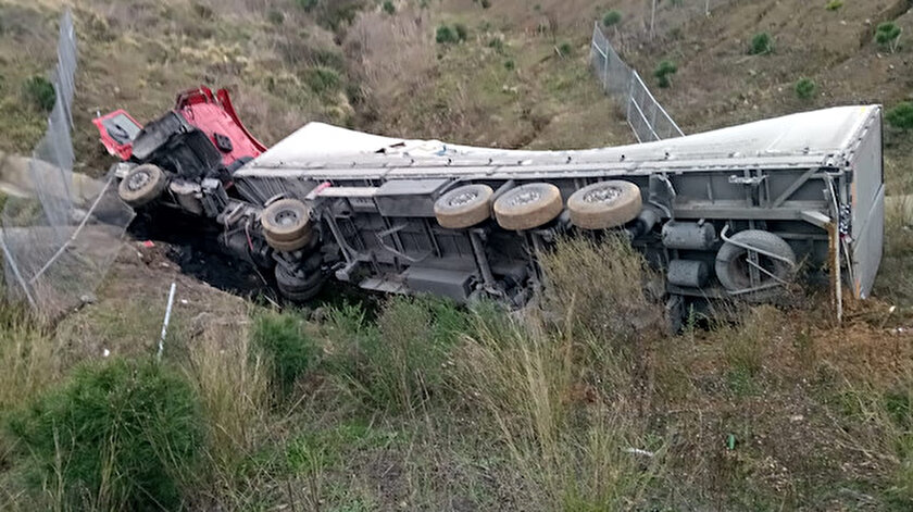 Olay yerine gelen itfaiye ekiplerinin TIR'dan çıkarttığı yaralı sürücü hastaneye kaldırıldı.