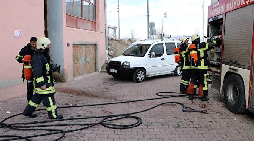 Balkonda çıkan yangını itfaiye ekipleri söndürdü.