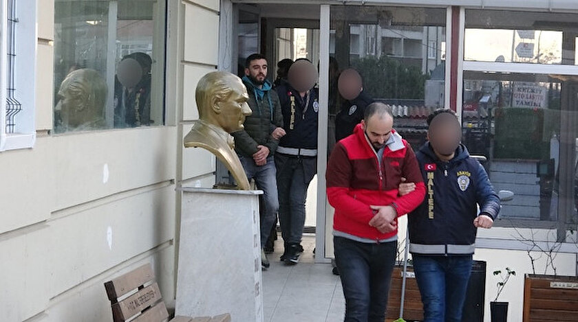 Evlerinde Hint keneviri yetiştirdiği tespit edilen şüpheliler, adliyeye sevk edildi.