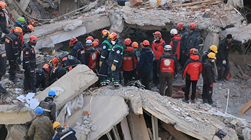 Deprem bölgesinde enkaz kaldırma çalışmaları sürüyor.