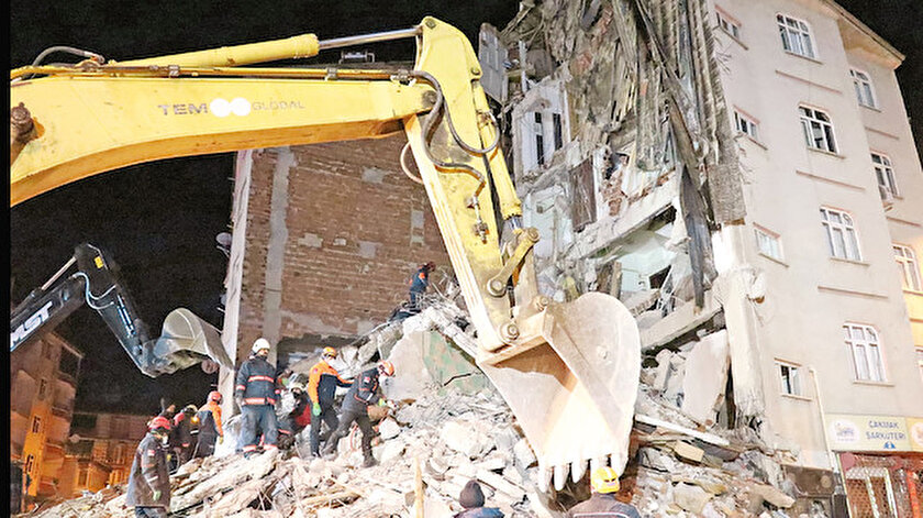 Deprem sonrası bölgede enkaz çalışmaları sürüyor.