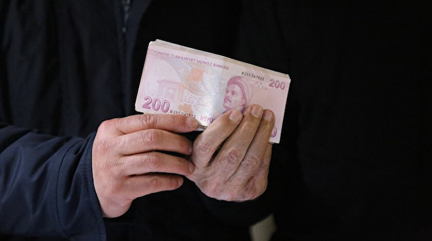 Yardım paketindeki ceketten 10 bin lira çıktı