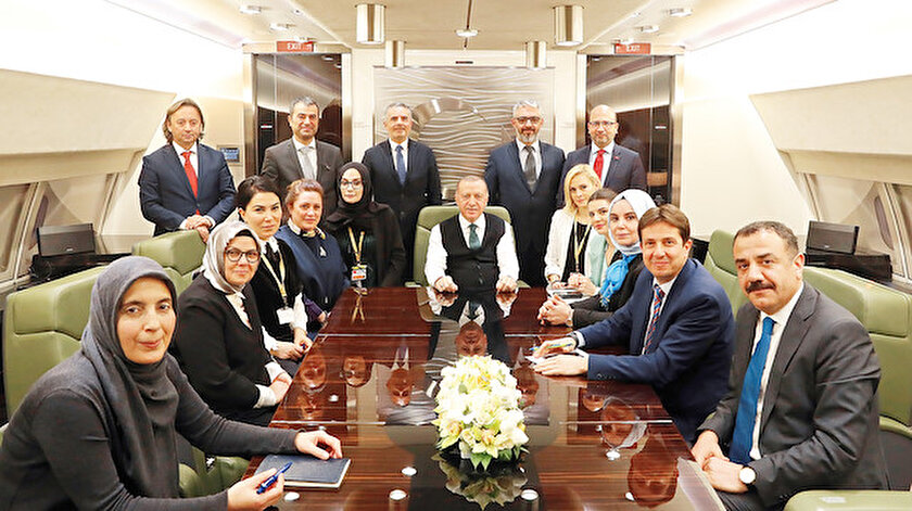 Erdoğan, Senegal dönüşü Yeni Şafak Genel Yayın Yönetmeni İbrahim Karagül ve Yeni Şafak yazarı Ayşe Böhürler’in aralarında olduğu gazetecilere açıklamalar yaptı.
