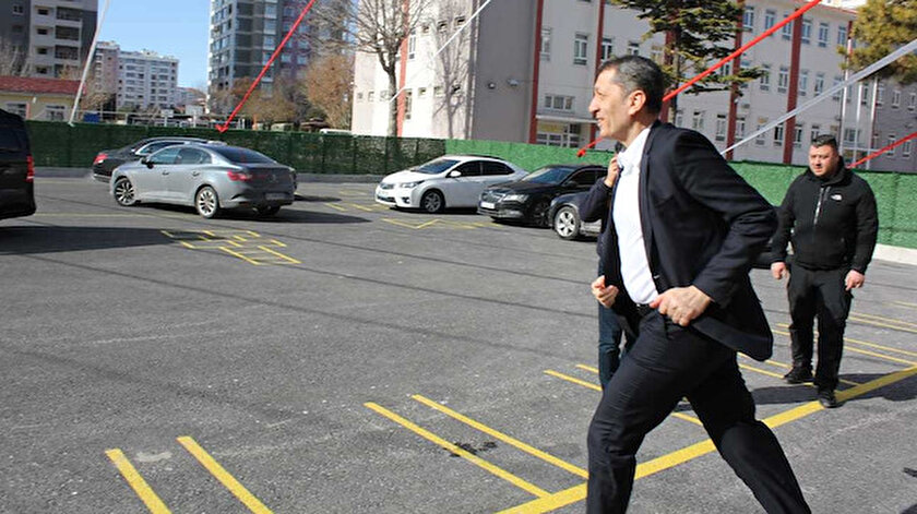 Milli Eğitim Bakanı Selçuk kendisine seslenen öğrencileri görünce yanlarına koştu