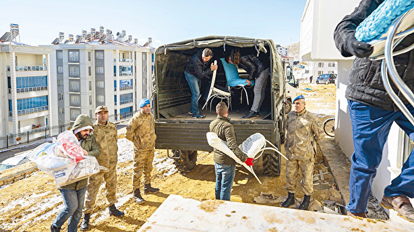 Nakliye sıkıntısı çeken
ağır hasarlı ev sahiplerinin
taşınmaları için filosundaki
“Unimog” tipi araçlarla eşyalar taşınmaya başladı.