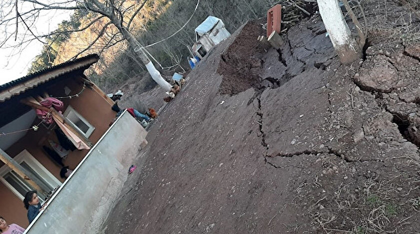 Toprak kayması nedeniyle bir ev boşaltıldı.
