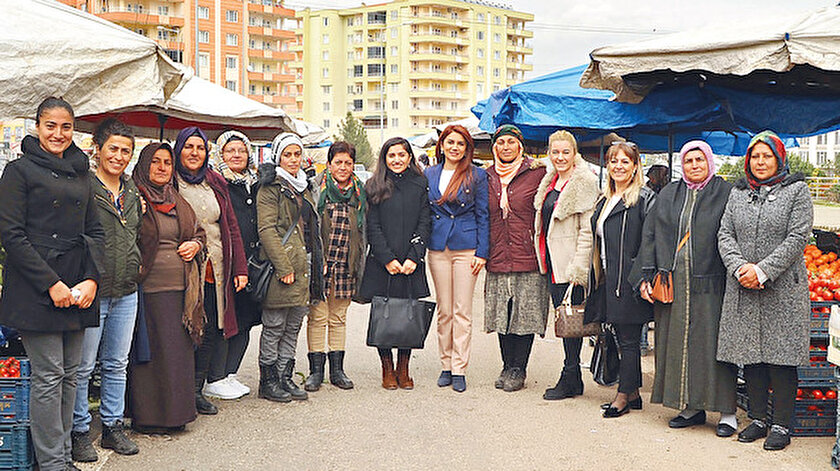 Konuyla ilgili değerlendirme yapan DİKAD Yönetim Kurulu Başkanı Reyhan Aktar, "Kadınlar yıllık sözleşme değil, tezgahlarında uzun yıllar satış yapabilmeleri için erkek pazarcıların sahip olduğu kimlik kartlarına sahip olmak istiyor" diyor.