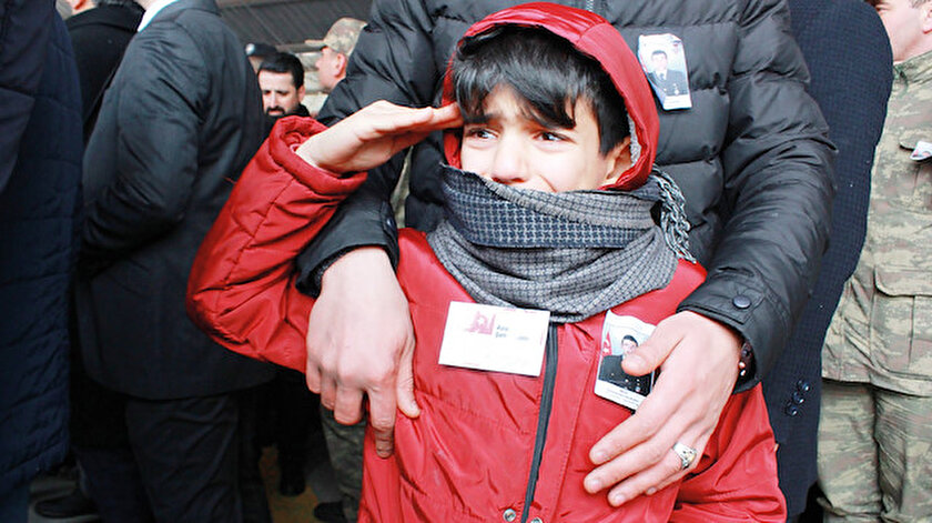 Şehit İbrahim Halil Açıkgöz’ün kardeşi asker selamı verdi.