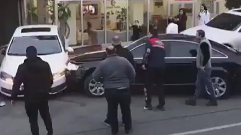 Öfkeli sürücü, kendi aracına da karşısındaki araca da büyük zarar verdi.