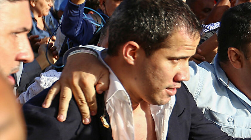 Guaido havaalanında tepkiyle karşılandı.
