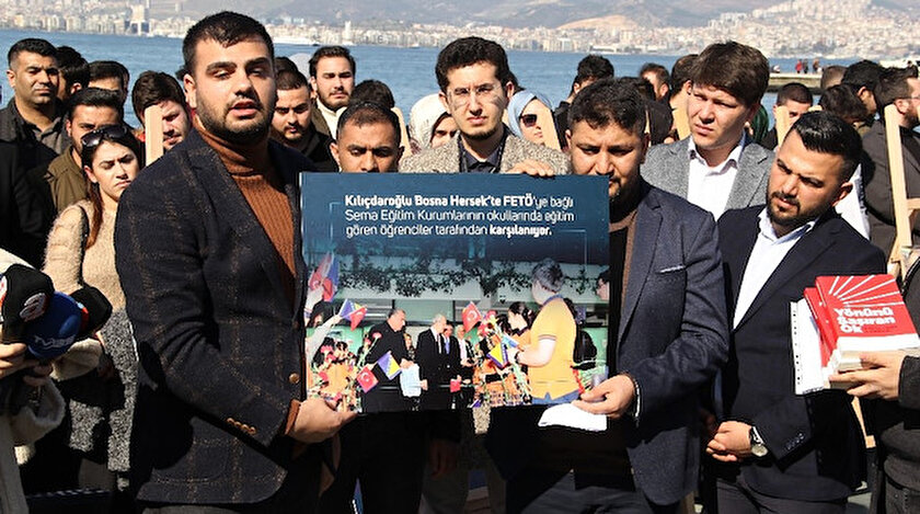 AK Partili gençler, Cumhuriyet Meydanı'nda "CHP-FETÖ iş birliği sergisi" açtı.