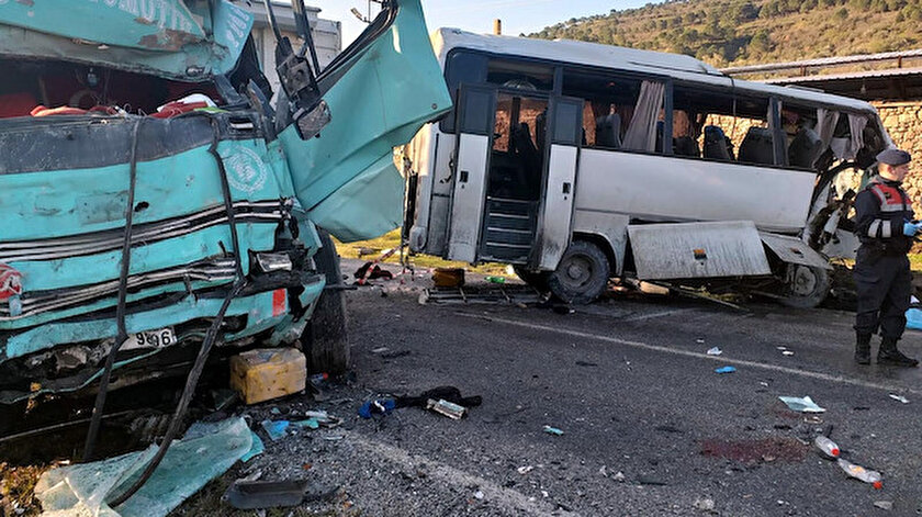 Olay yerine çok sayıda ambulans ve kurtarma ekibi sevk edildi.