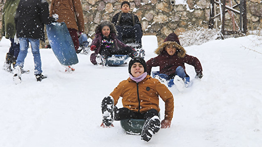 Kar yağışı nedeniyle birçok ilde okullar tatil edildi.