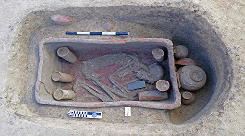 83 antik mezar bulundu.