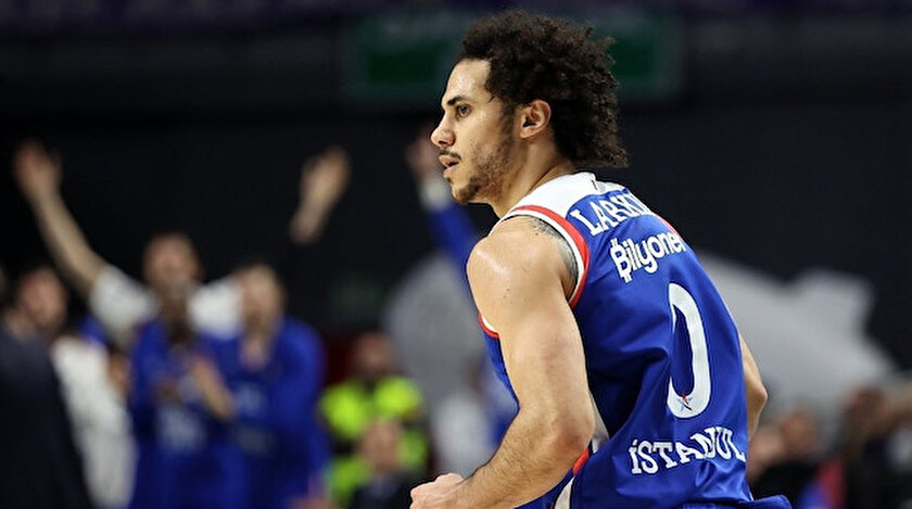 Kariyerini Anadolu Efes'te sürdüren Larkin, Türk vatandaşlığına geçmişti.