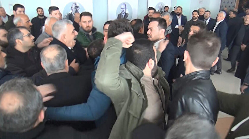 CHP il kongresinde kavga