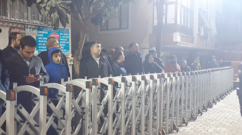 Bariyerlerle güvenlik önlemi alınırken vatandaşlar ise enkaz kaldırma çalışmalarını uzaktan izledi.