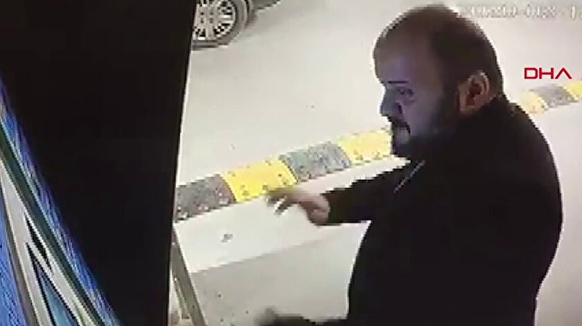 Otopark otomatına saldıran şahıs güvenlik kamerası tarafından kaydedildi.