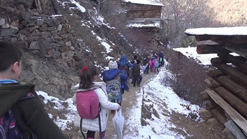 Çocuklar okula en hızlı şekilde gitmek için merdivenleri kullanıyor.