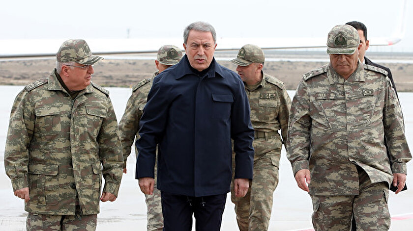 Bakan Akar ve komutanlar, Suriye sınır hattında incelemelerde bulunuyor.